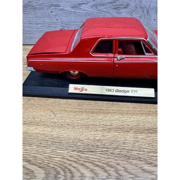 Maisto 1/18 - Dodge 330 1963 Red Diecast Scale Model Car - Picture 3 of 11